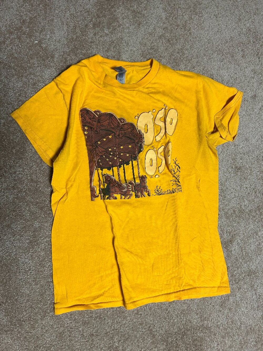 Oso Oso orange/yellow band t-shirt small s